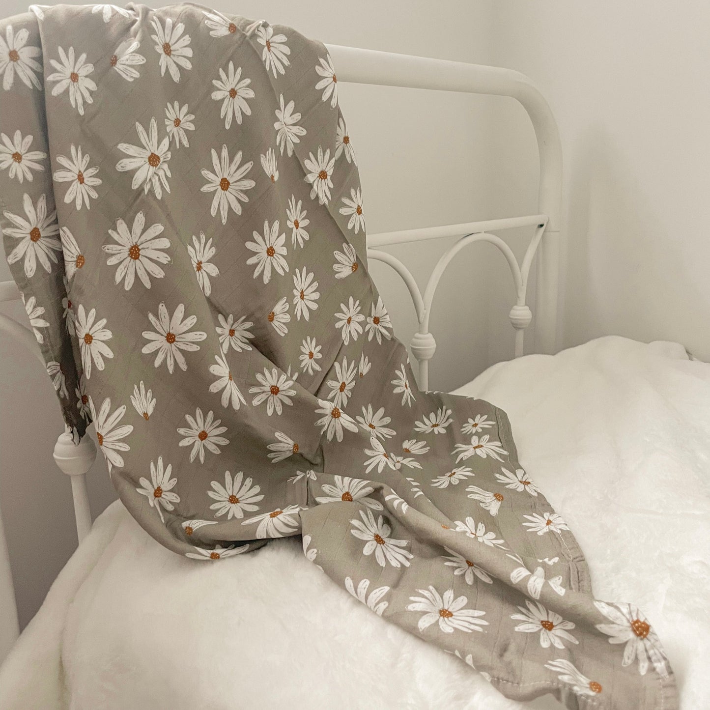 Mousseline Création Jade - bambou & coton - Fleurs sur fond sauge