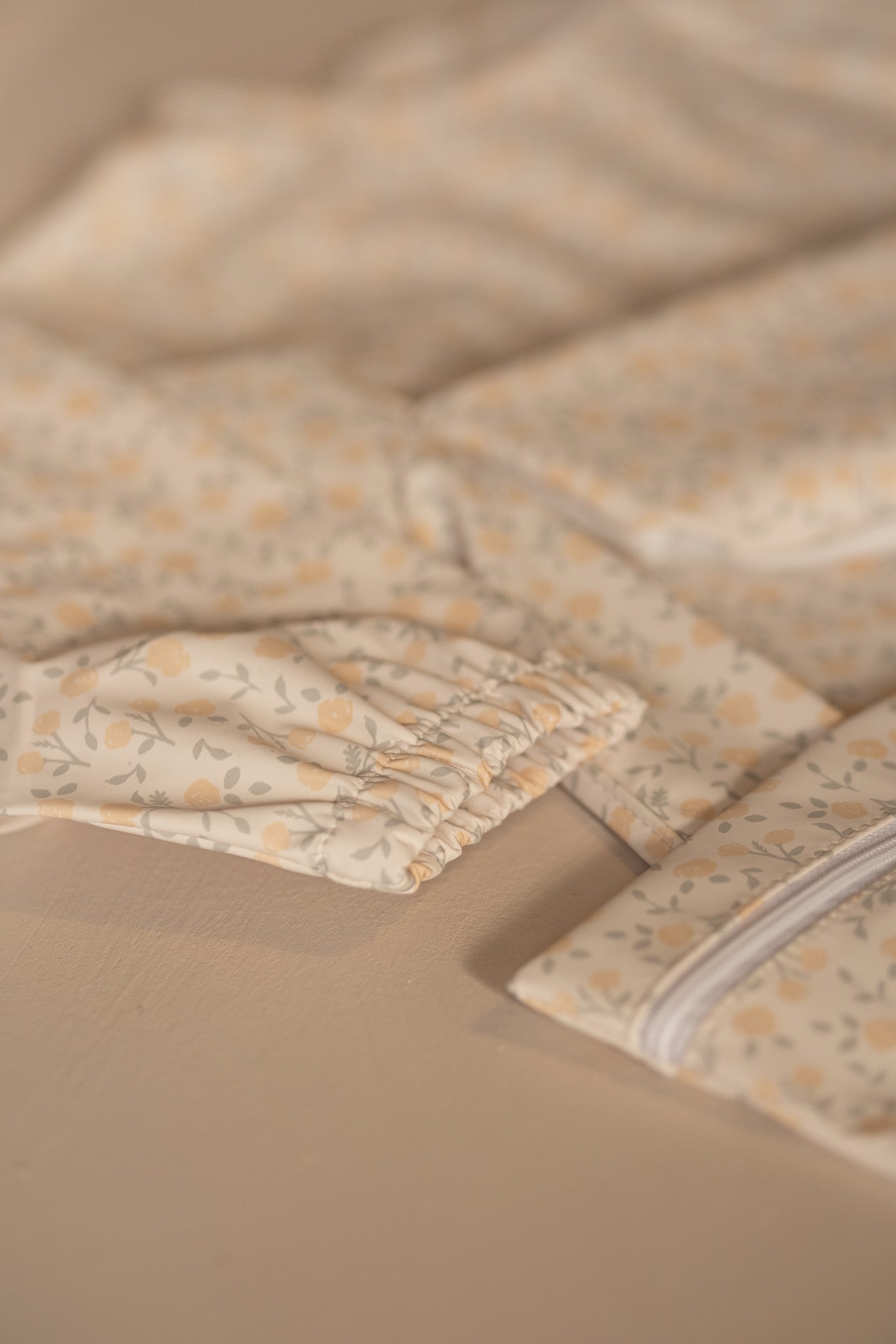 Bavette à manches longues avec pochette intégrée