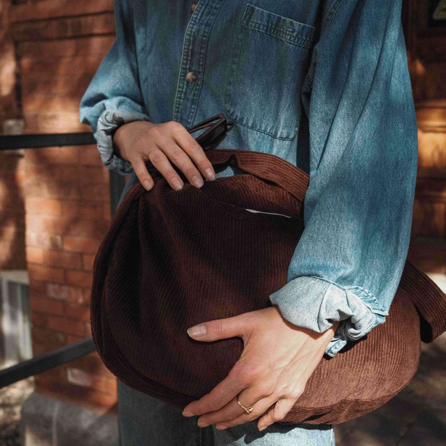 Sac Croissant en Corduroy - Bandoulière Ajustable & Fermeture Éclair