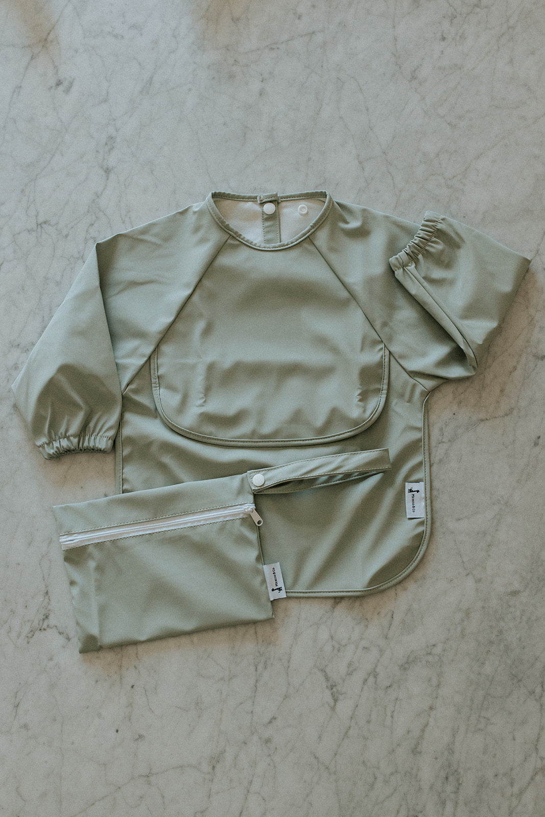 Bavette à manches longues avec pochette intégrée