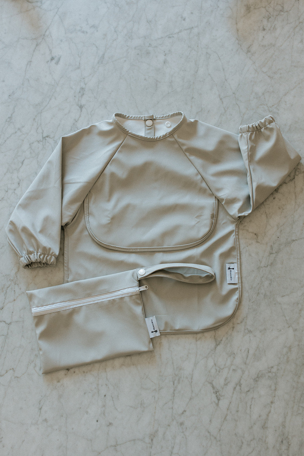 Bavette à manches longues avec pochette intégrée