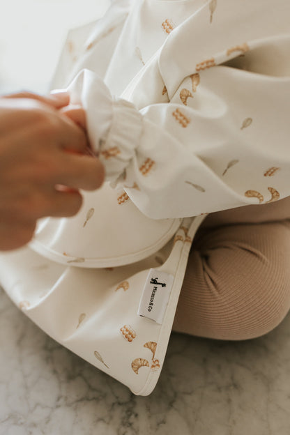 Bavette à manches longues avec pochette intégrée