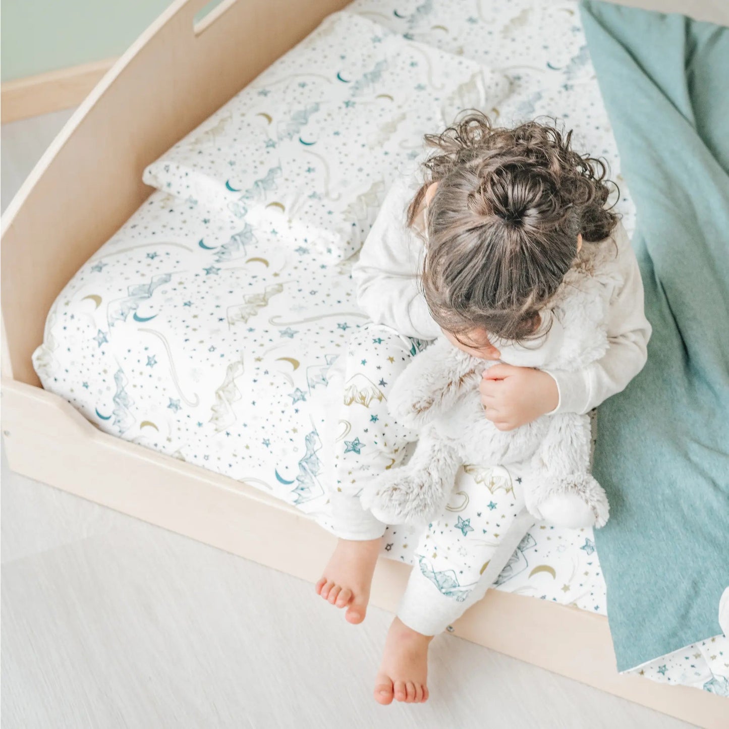 CHERRY JUNIOR – Lit Montessori au sol avec étagères