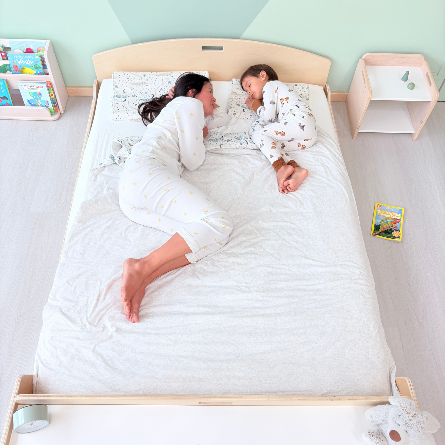 CHERRY FULL – Lit Montessori au sol avec étagères