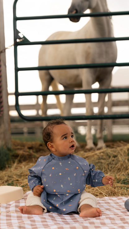 Bavette à manches longues avec pochette intégrée