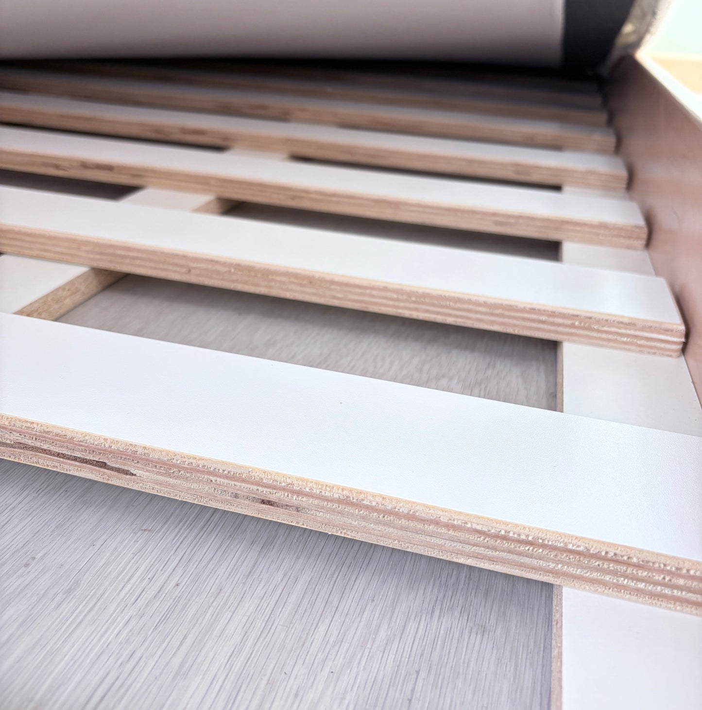 APPLE JUNIOR – Lit Montessori au sol avec barrières et étagères