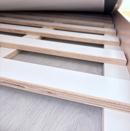 APPLE JUNIOR – Lit Montessori au sol avec barrières et étagères