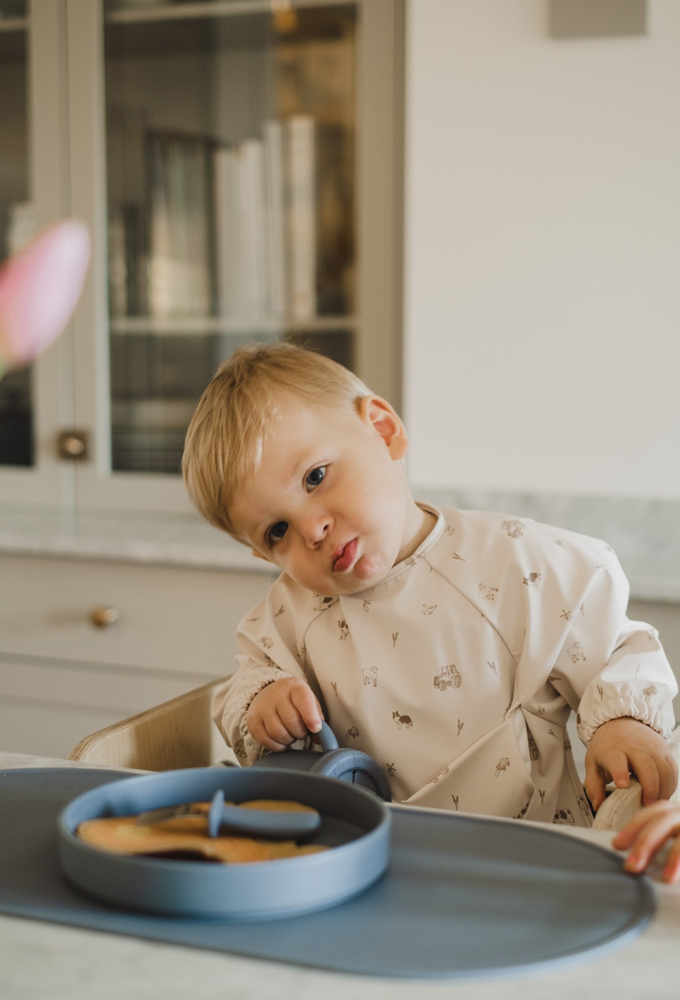 Bavette à manches longues avec pochette intégrée