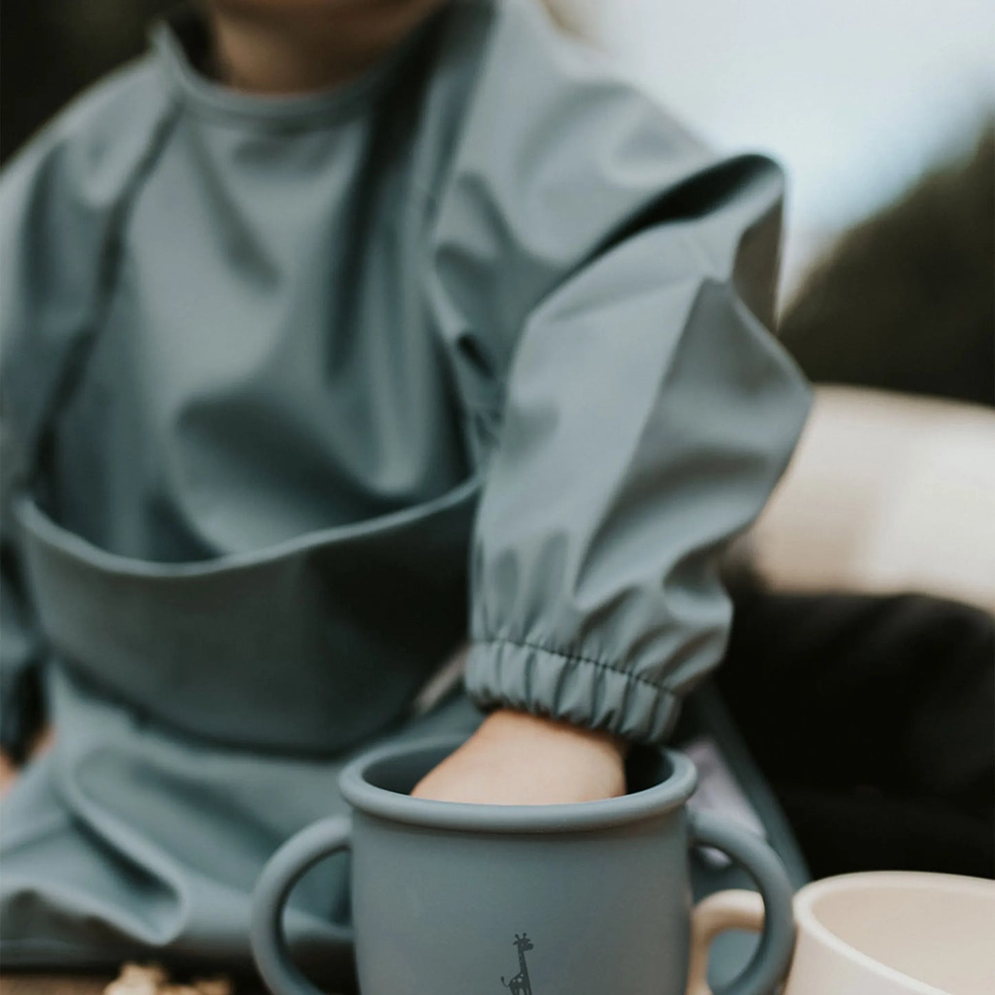 Bavette à manches longues avec pochette intégrée