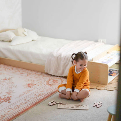 CHERRY JUNIOR – Lit Montessori au sol avec étagères